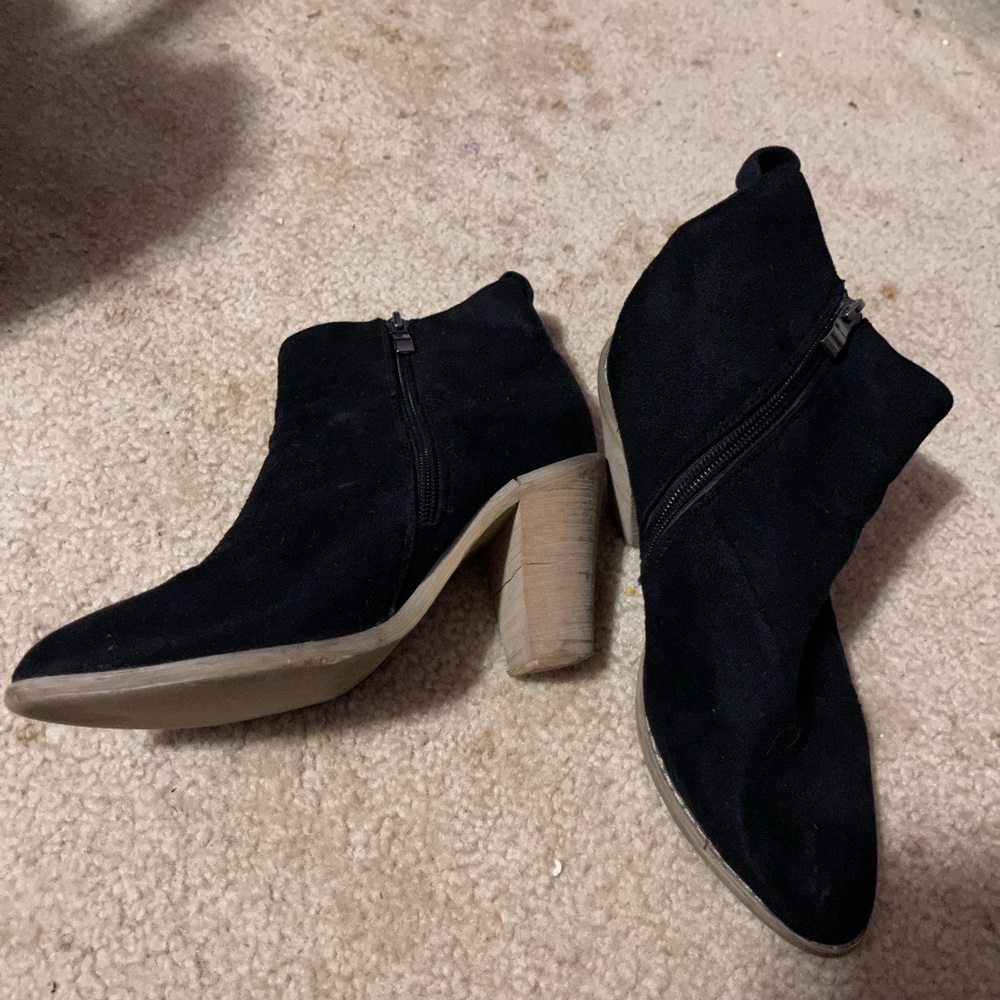 Black pointed heeled booties